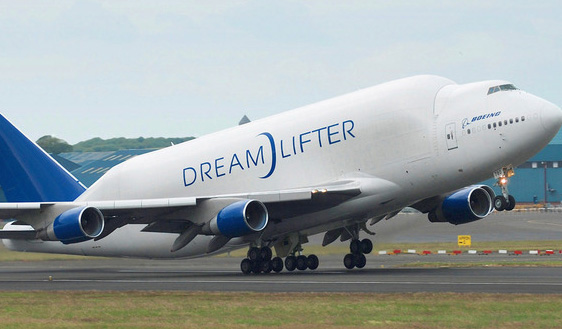 dreamlifter-boeing-747-wrong-airport