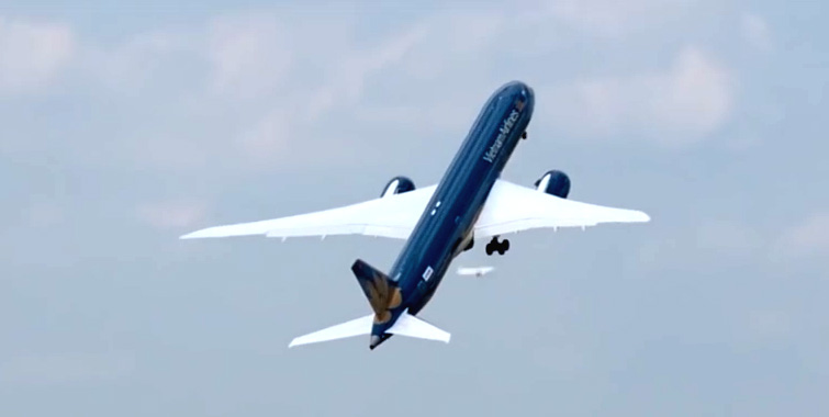 boeing-787-9-dreamliner-paris-airshow-2015-test-pilot-chad-lundy-le-bourget-france